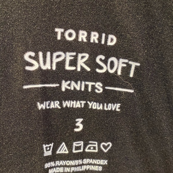 Torrid new size 3X black v neck top - Picture 3 of 3